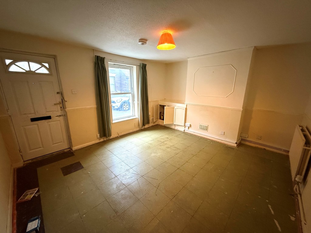 Lot: 175 - HOUSE FOR IMPROVEMENT - Living room
